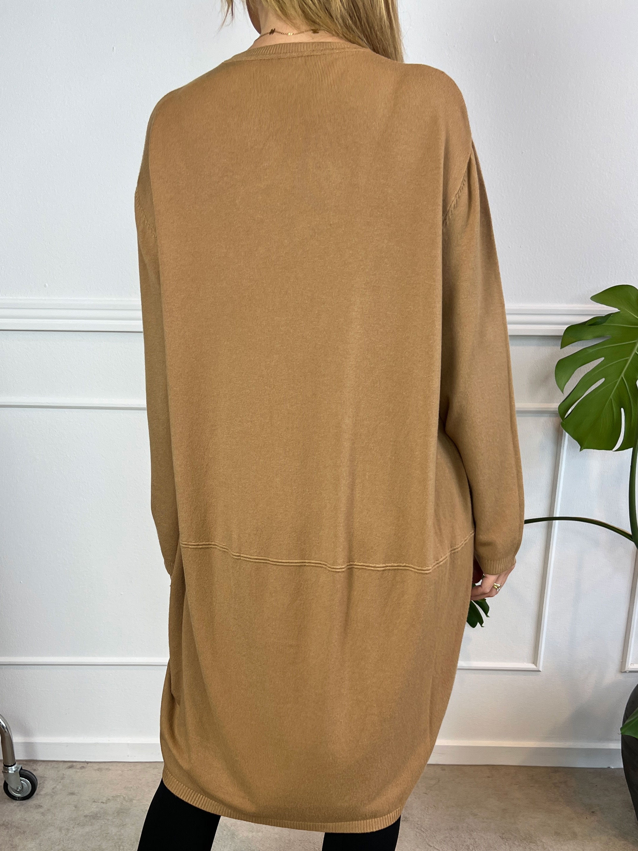 Vera - Enfärgad klänning med fickor